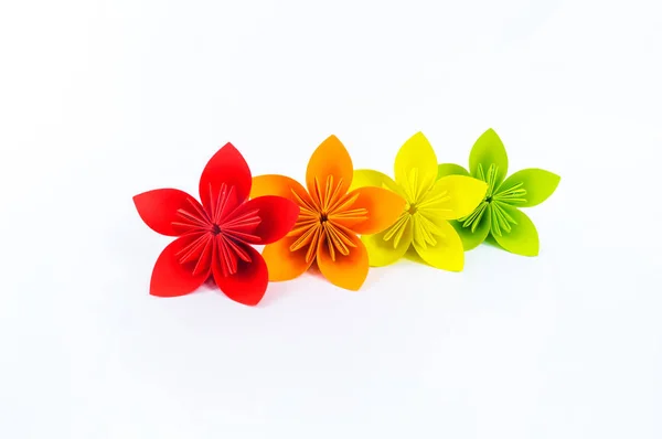 Origami kusudama fiore si trova in fila su uno sfondo bianco. Colore arcobaleno . — Foto Stock