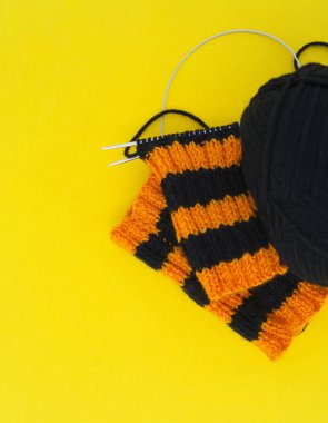 Bir Cadılar Bayramı tatilinde yürüyüşçüler örgü süreci. Cadı kostümü.