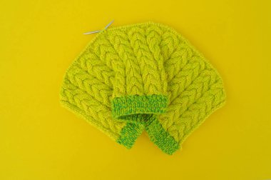 Sarı ve yeşil yün katlar masada yatıyor.