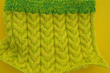 Sarı ve yeşil yün katlar masada yatıyor.