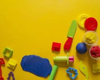 renkli plastikten çocuk kalıbı. Çocuk eli