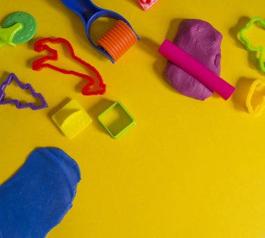 renkli plastikten çocuk kalıbı. Çocuk eli