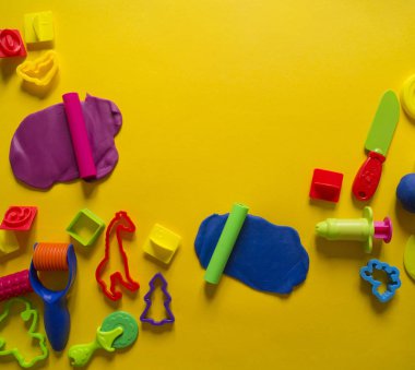renkli plastikten çocuk kalıbı. Çocuk eli