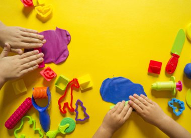 renkli plastikten çocuk kalıbı. Çocuk eli