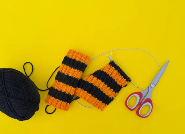 El proceso de tejer polainas en unas vacaciones de Halloween. Traje de bruja . — Foto de Stock