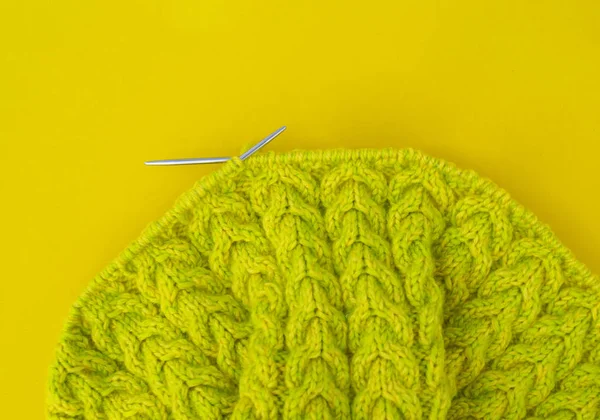 Yellow and green coats of wool lie on the table. — Stock Photo, Image