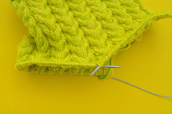 ウールの黄色と緑のコートがテーブルの上に横たわっている. — ストック写真