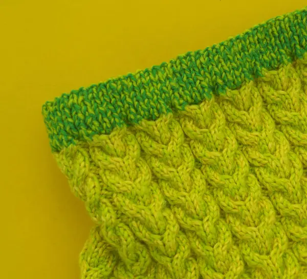 Yellow and green coats of wool lie on the table. — Stock Photo, Image