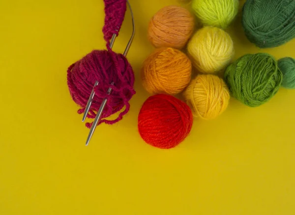 Ball für gestrickte Regenbogenfarbe auf gelbem Hintergrund. — Stockfoto