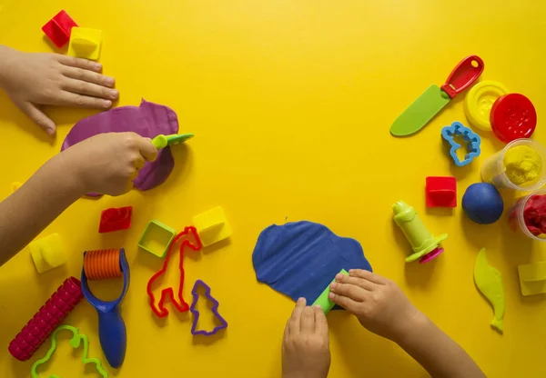 Kinderform aus farbigem Kunststoff. Kinderhand — Stockfoto