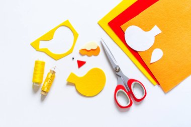 Sarı keçe kuş atölyesi. Çocuklarla yaratıcılık için malzemeler.