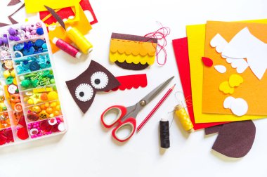 Keçeden yapılmış baykuş. Atölye Cadılar Bayramı