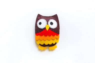 Keçeden yapılmış baykuş. Atölye Cadılar Bayramı