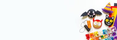 Atölye şeytan oyuncak hissettim. Beyaz arka planda kırmızı şeytan. Banner Kopyalama alanı