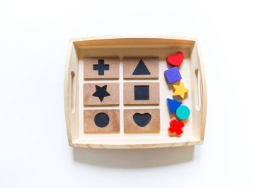 Montessori eğitimini sıralamak. Oyunlar ve öğrenme çocuklar için geometrik şekiller.