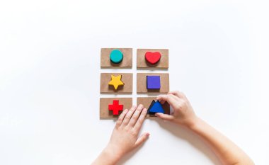 Montessori eğitimini sıralamak. Oyunlar ve öğrenme çocuklar için geometrik şekiller.