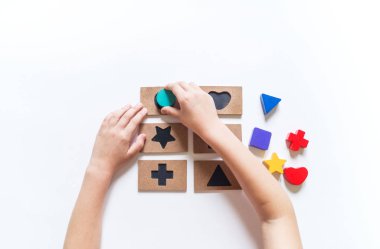 Montessori eğitimini sıralamak. Oyunlar ve öğrenme çocuklar için geometrik şekiller.