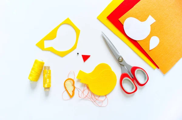 黄色のフェルト鳥のワークショップ。子どもと一緒に創造性を発揮する素材. — ストック写真