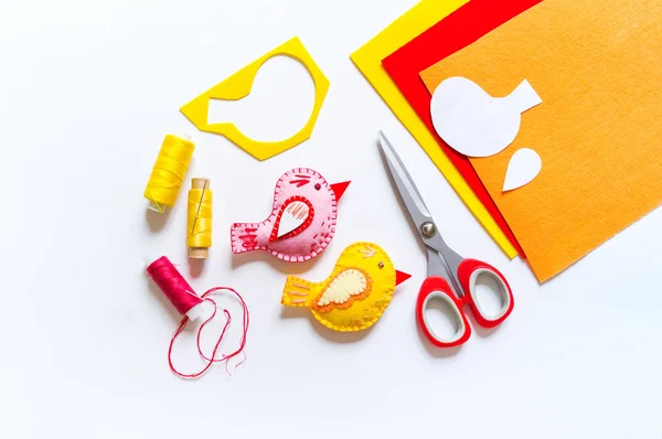 Yellow felt bird workshop. Materials for creativity with children. — Stock Photo, Image
