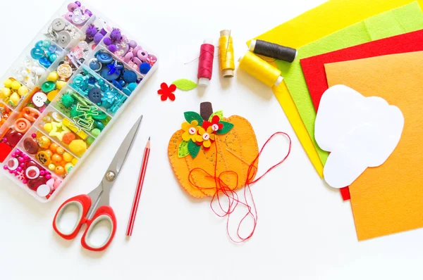 Oficina de abóbora feito à mão sentiu. Materiais para bordados e diy . — Fotografia de Stock