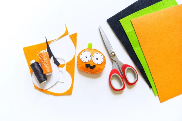 Taller de calabaza halloween fieltro hecho a mano. Materiales para bordado y bricolaje . —  Fotos de Stock