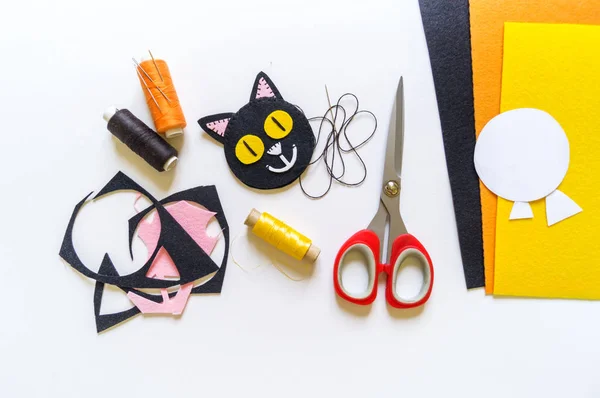 Craft DIY z filcu czarny kot. Tajemnica wakacje Halloween. — Zdjęcie stockowe