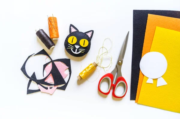 Craft DIY z filcu czarny kot. Tajemnica wakacje Halloween. — Zdjęcie stockowe