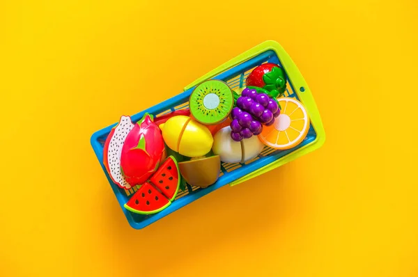 Dětské hračky ovoce a produkty pro hru v obchodě. Plochá mezera kopírovat prostor — Stock fotografie
