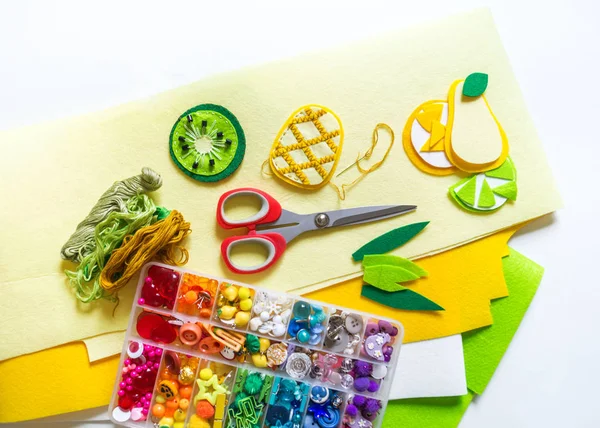 Felt stitched fruit. Material and tools for creativity on a white background. — Stock Photo, Image