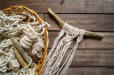 Macrame dikiyor. En sevdiğim hobi. Bir dalüzerinde doğal bir kordon dokuma