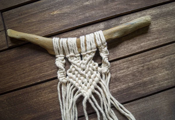 Weaving macrame. Favorite hobby.Weaving a natural cord on a branch — Stock Photo, Image