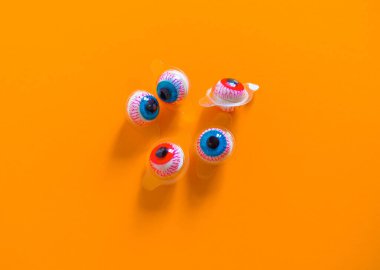 Cadılar Bayramı oyuncak gözleri. Çocuklar için sonbahar dekoru