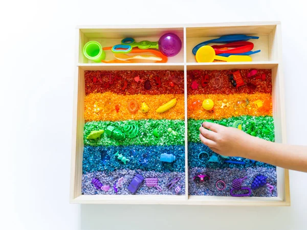 İçinde gökkuşağı pirinci olan duyusal kutu. Montessori materyali bebek Boşluğu Kopyala — Stok fotoğraf