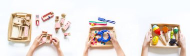 Montessori materyali düz yerde yatıyordu. Banner Çocuklar 'ın eli. Beyaz arka planda uzaktan eğitim ahşap tepsi.
