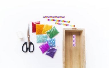 Boncuk bilezikler. Bisser ve boncuklar yaratıcılık için malzemedir. En sevdiğim hobi. Çocuklarla uğraş. Kal ve evde oyna..