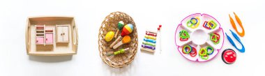Montessori materyali düz yerde yatıyordu. Banner Çocuklar 'ın eli. Beyaz arka planda uzaktan eğitim ahşap tepsi.