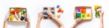 Montessori materyali düz yerde yatıyordu. Banner Çocuklar 'ın eli. Beyaz arka planda uzaktan eğitim ahşap tepsi.