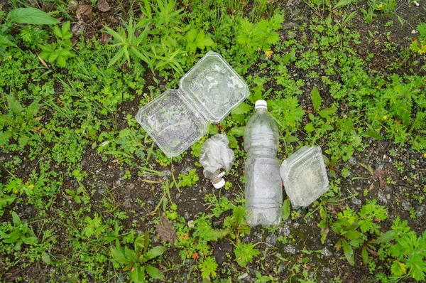 Πλαστικά Κυλιούνται Στη Φύση Φαινόμενο Του Θερμοκηπίου Σκουπίδια Στο Γρασίδι — Φωτογραφία Αρχείου