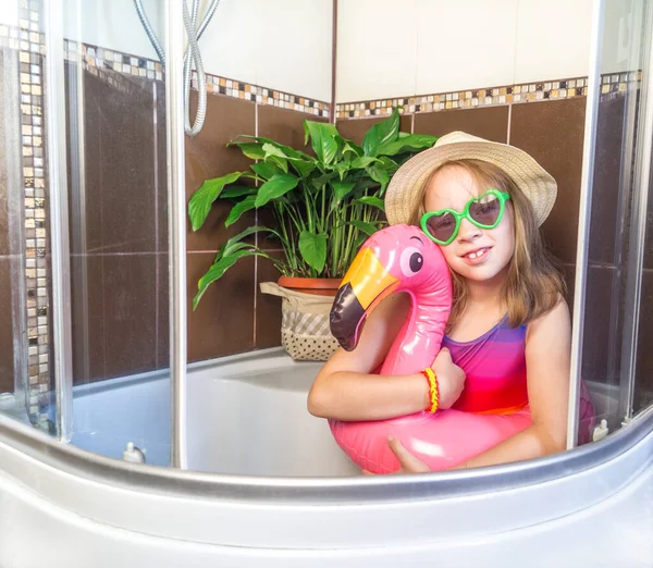 Das Kleine Mädchen Sitzt Badezimmer Und Stellt Sich Vor Sie — Stockfoto