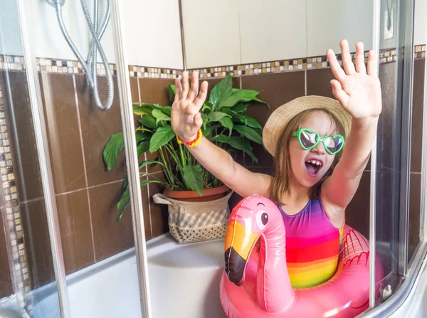 Defocus Kleines Mädchen Sitzt Badezimmer Stellt Sich Vor Sie Würde — Stockfoto