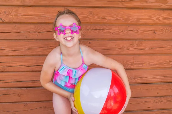 Mädchen Mit Einem Beachball Holz Hintergrund Heißer Sommer Strandparty Baby — Stockfoto