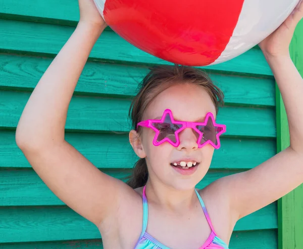Mädchen Mit Einem Beachball Holz Türkisfarbenen Hintergrund Heißer Sommer Strandparty — Stockfoto