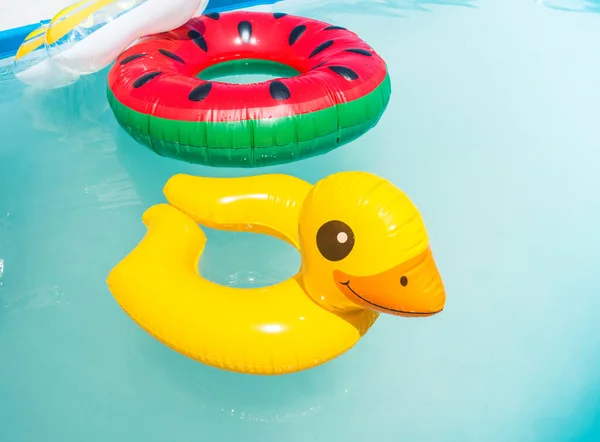 Pool Schwimmen Aufblasbare Kinderkreise Heißer Sommer Leerer Strand Ohne Anreise — Stockfoto