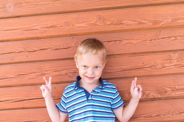 Känslomässig Pojke Randig Shirt Träbakgrund Porträtt Ett Manligt Barn — Stockfoto