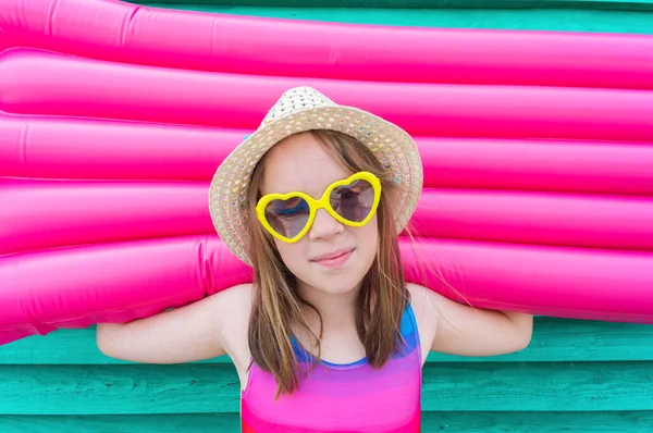 Mädchen Luftmatratze Kind Mit Hut Und Brille Auf Einem Hölzernen — Stockfoto