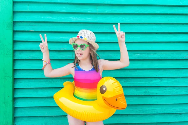 Mädchen Mit Einer Aufblasbaren Ente Baby Mit Hut Und Brille — Stockfoto