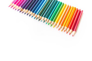 Renkli gökkuşağı kalemleri. Beyaz arka plan. Okula dönelim. Düz yatıyordu. Boşluğu kopyala