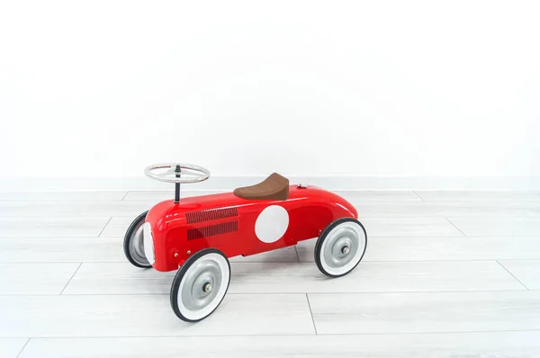 Carro Retro Vermelho Brinquedo Criança Brinca Com Transporte Fundo Branco — Fotografia de Stock