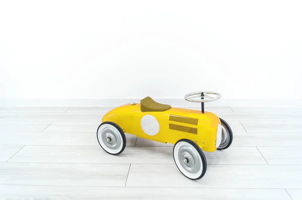 Carro Retro Amarelo Brinquedo Criança Brinca Com Transporte Fundo Branco — Fotografia de Stock