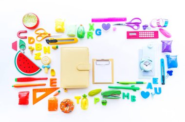 Kırtasiye gökkuşağı çok düz beyaz arka plan yatıyordu. Okula dönelim. Kawaii ofis malzemeleri. Anlaşıldı.